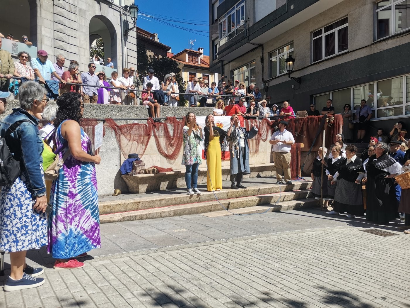 Recreación del pleito de los delfines de la compañía É Vero Teatro en el Paseín de Candás.