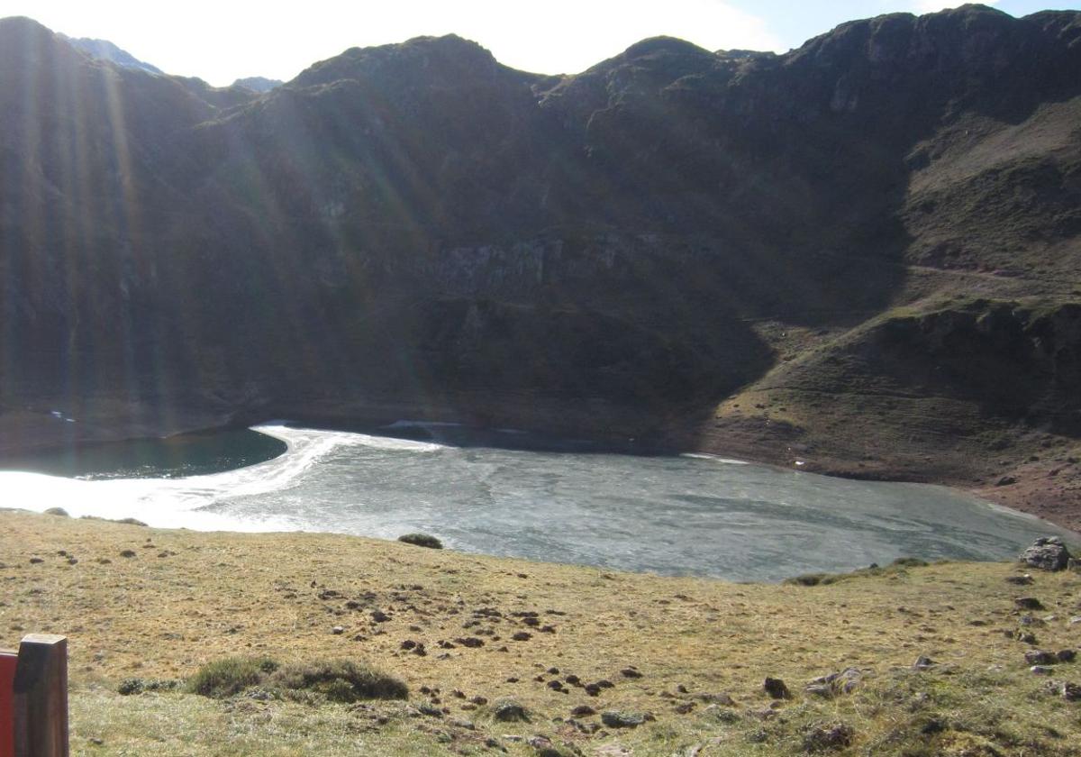 Muere un hombre en el lago Cerveriz, en Somiedo