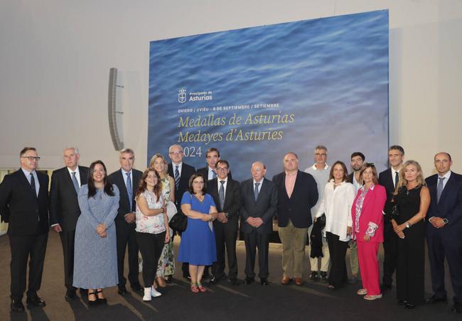 Iñigo Noriega, director de 'El Diario Montañés' y exdirector de EL COMERCIO; Jaime Rojo García-Conde, consejero de EL COMERCIO; Sheila Pérez Vaca, subjefa de Internet de nuestro diario; Iñaki Arechabaleta, consejero delegado de Vocento; Aida G. Fresno, del área de audiovisual de EL COMERCIO, Mónica Yugueros, jefa de Audiovisual de nuestro periódico; Iñigo Barrenechea, director general de Prensa Regional de Vocento; Mari Luz Ania, viuda de Marcelino Gutiérrez; Ignacio Pérez, director general de EL COMERCIO; Ángel González, director de nuestro diario; José María Fernández, presidente del Consejo de Administración de EL COMERCIO; Daniel Fernández, jefe de Asturias y Política; Marcos Moro, redactor de la sección de Gijón; María de Álvaro, jefa de Contenidos del periódico; Eduardo Paneque, redactor del área de Internet; Laura Fonseca, jefa de la sección de Gijón; Fernando Belzunce, director general Editorial de Vocento; Leticia Álvarez, directora adjunta de EL COMERCIO, y Carlos Prieto, jefe de Continuidad .