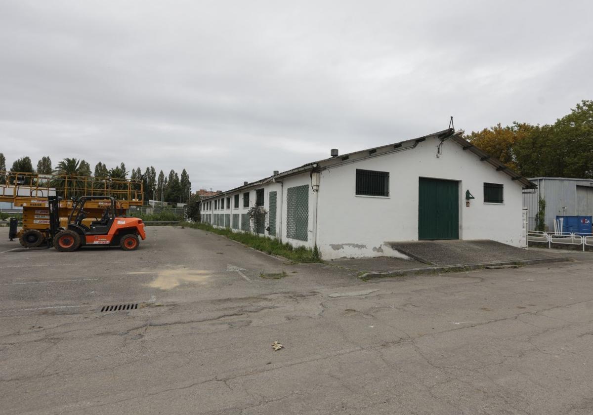 Edificio dedicado a cuadras y almacén en la zona de Las Mestas, que será derribado parcialmente por las obras de renaturalización.