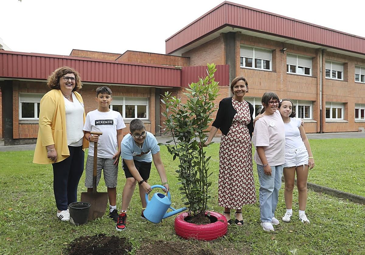 La directora del colegio, Milagros González Neira, y la alcaldesa Carmen Moriyón, con los alumnos de sexto de Primaria que plantaron un lloréu «de futuro».