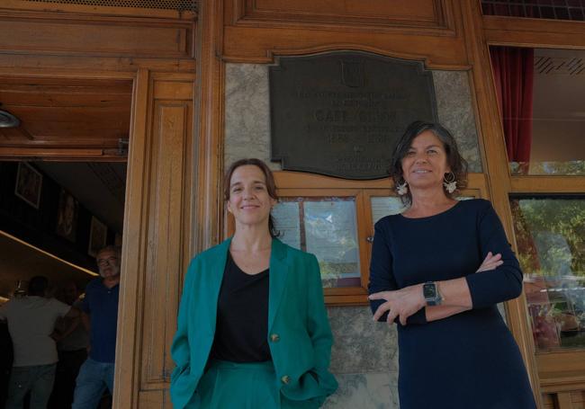 La ganadora junto a la concejala de Cultura Montse López.