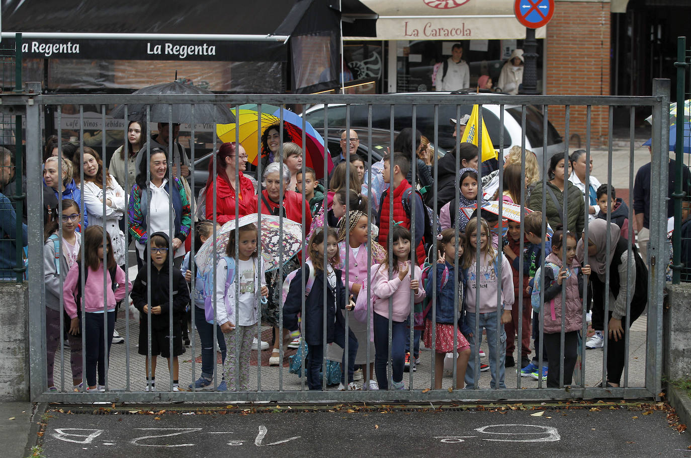 Nervios, ilusión y muchos reencuentros en el inicio del nuevo curso escolar en Asturias