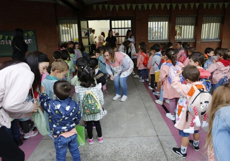 Alumnos del Colegio Público Eduardo Martínez Torner, en el inicio de curso en Gijón.