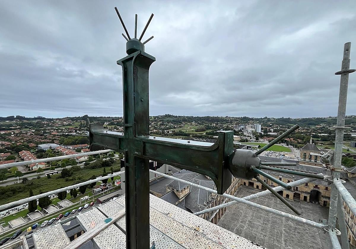Instalada la segunda cruz de la iglesia de la Universidad Laboral