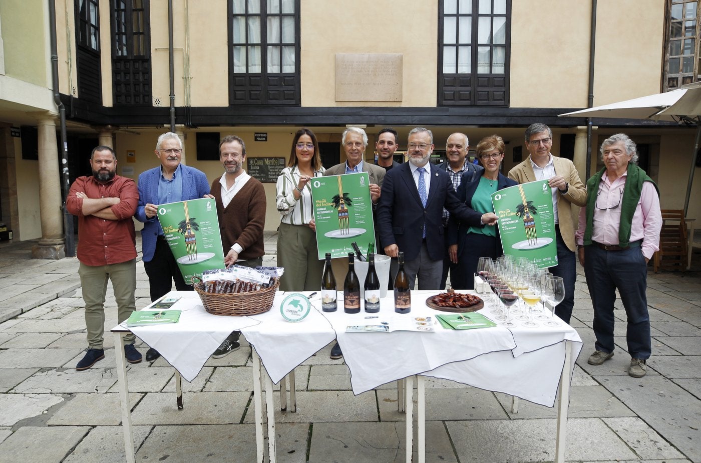 Luis Coto (Criadores Gochu Asturcelta), Antonio Trevín (Asturias con Sabor), el chef Nacho Manzano, la edil de Festejos Covadonga Díaz, Alfonso Camba (presidente de Asturias con Sabor), Edén Jiménez (Asturias con Sabor), el concejal Alfredo García Quintana, Andrés Prendes (El Gaitero); Isabel de la Busta (IGP Ternera Asturiana), Luis Delgado (vicepresidente de Asturias con Sabor) y Quico Veiga (Asturias con Sabor).