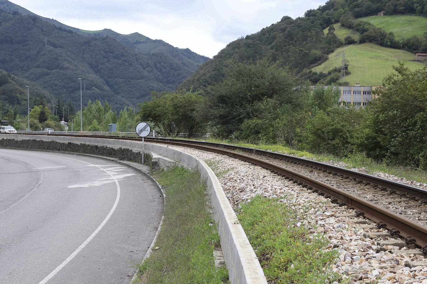 Un accidente en Mieres se cobra la vida de un operario de grúa