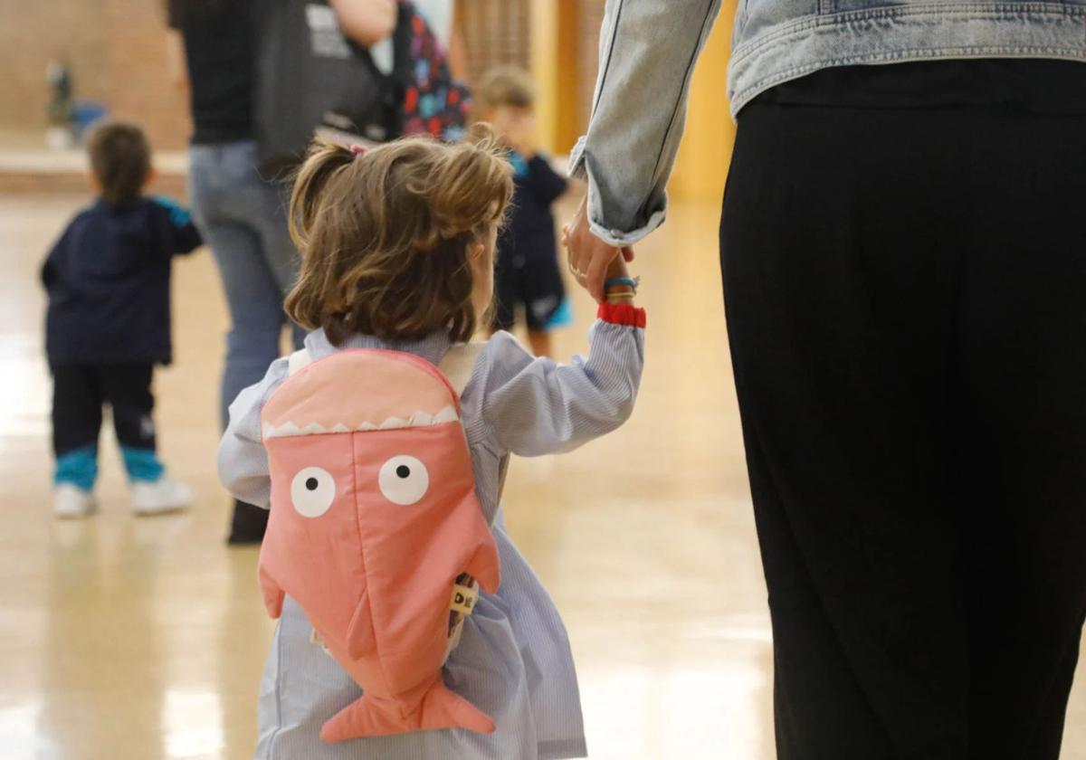 Una niña, en su primer día de inicio del curso en el colegio de la Inmaculada, en Gijón.