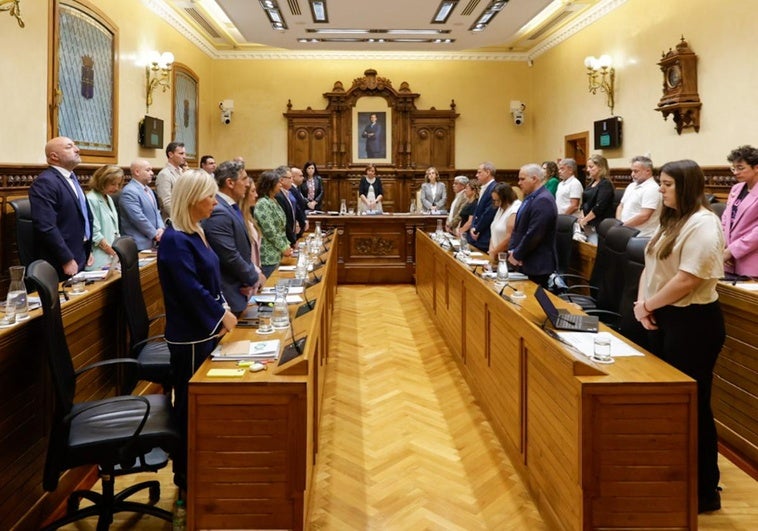 Minuto en el pleno municipal de Gijón por los dos operarios fallecidos en El Musel.