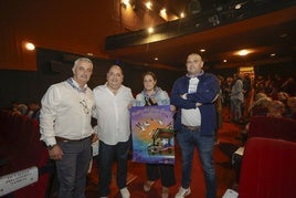 El alcalde de Carreño, Ángel García; el pregonero y presidente del Club Náutico, Luis Alfonso Prendes; la concejala Paula Riobello y el teniente de alcalde Juan Pola posan con el cartel.