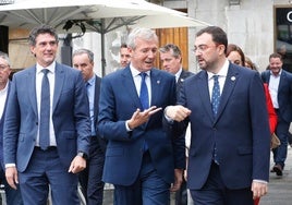 Barbón conversa con Rueda durante el encuentro que mantuvieron en Viveiro.