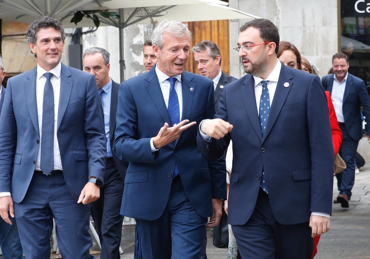 Barbón conversa con Rueda durante el encuentro que mantuvieron en Viveiro.