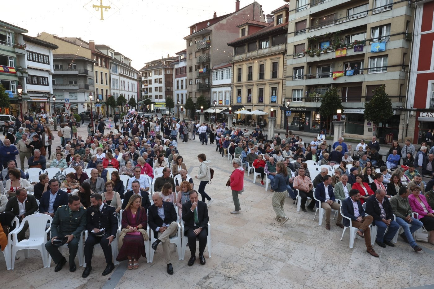 La plaza del Ayuntamiento se llenó de público para asistir al pregón de las fiestas del Portal.