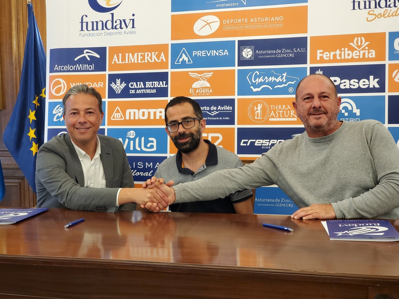 Javier García, David García y Aladino Pandiella, durante la firma.