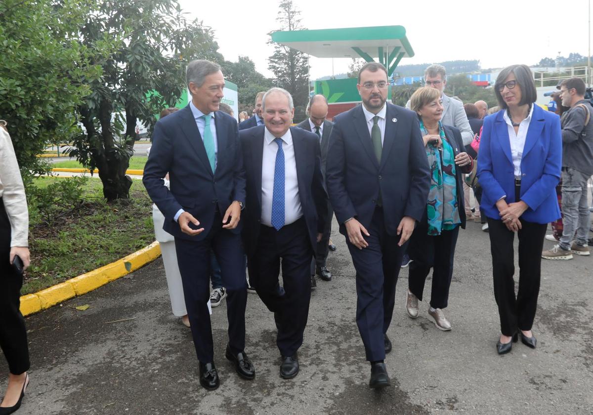 Javier Goñi del Cacho conversa con el ministro de Industria y con Adrián Barbón, esta mañana, en Fertiberia.