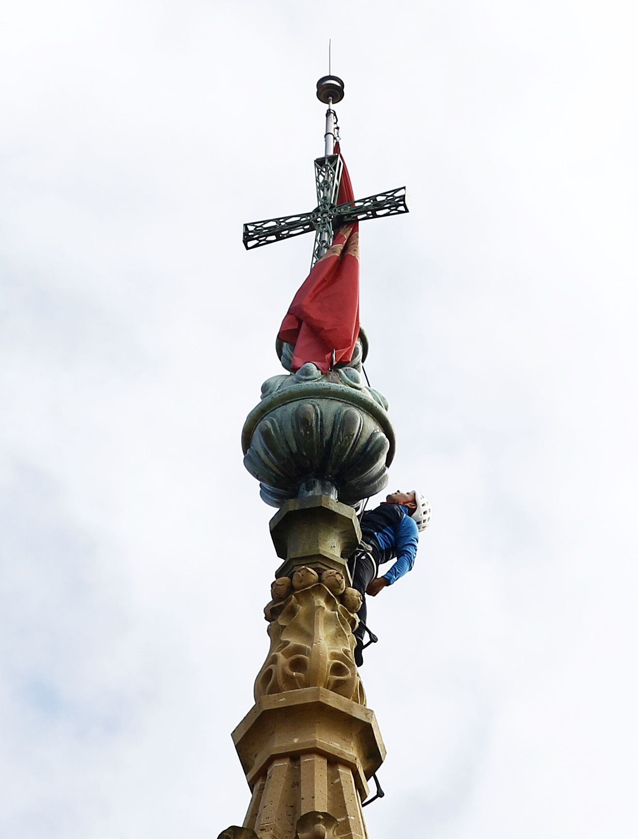 San Mateo arranca escalando la catedral de Oviedo