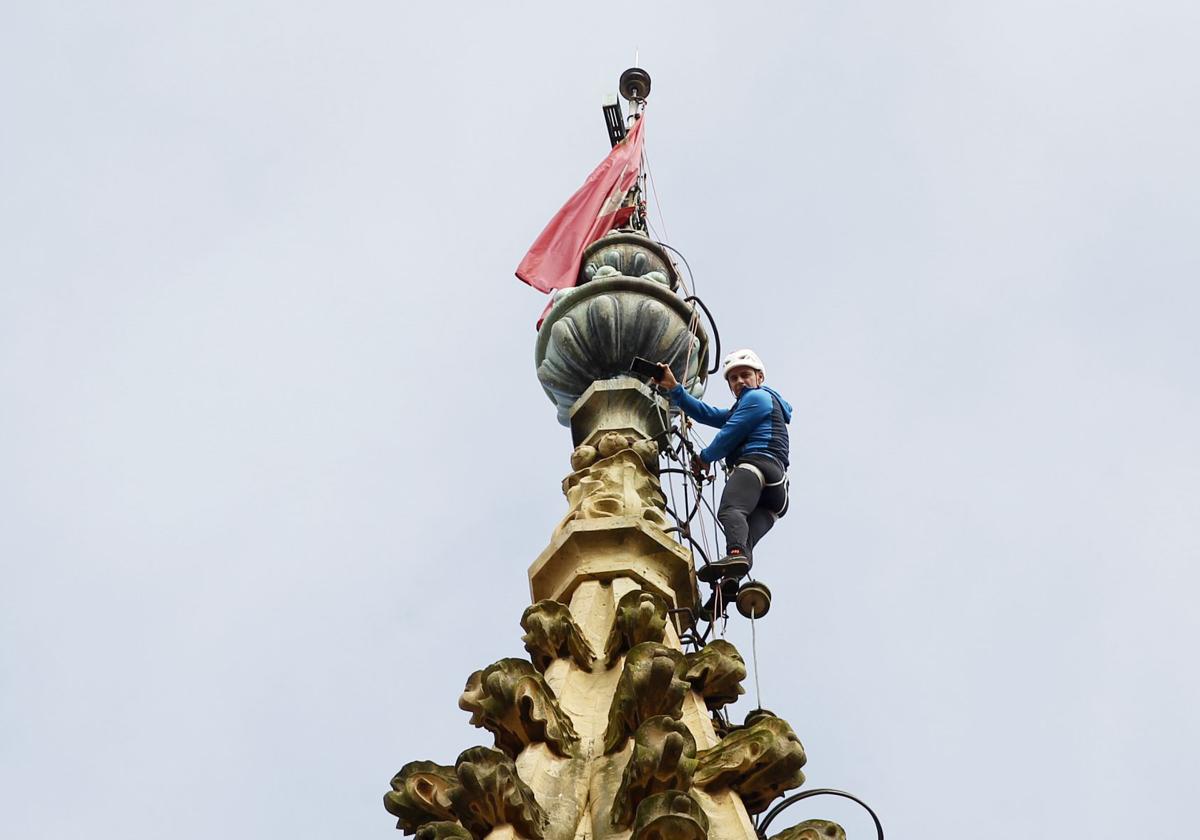 San Mateo arranca escalando la catedral de Oviedo