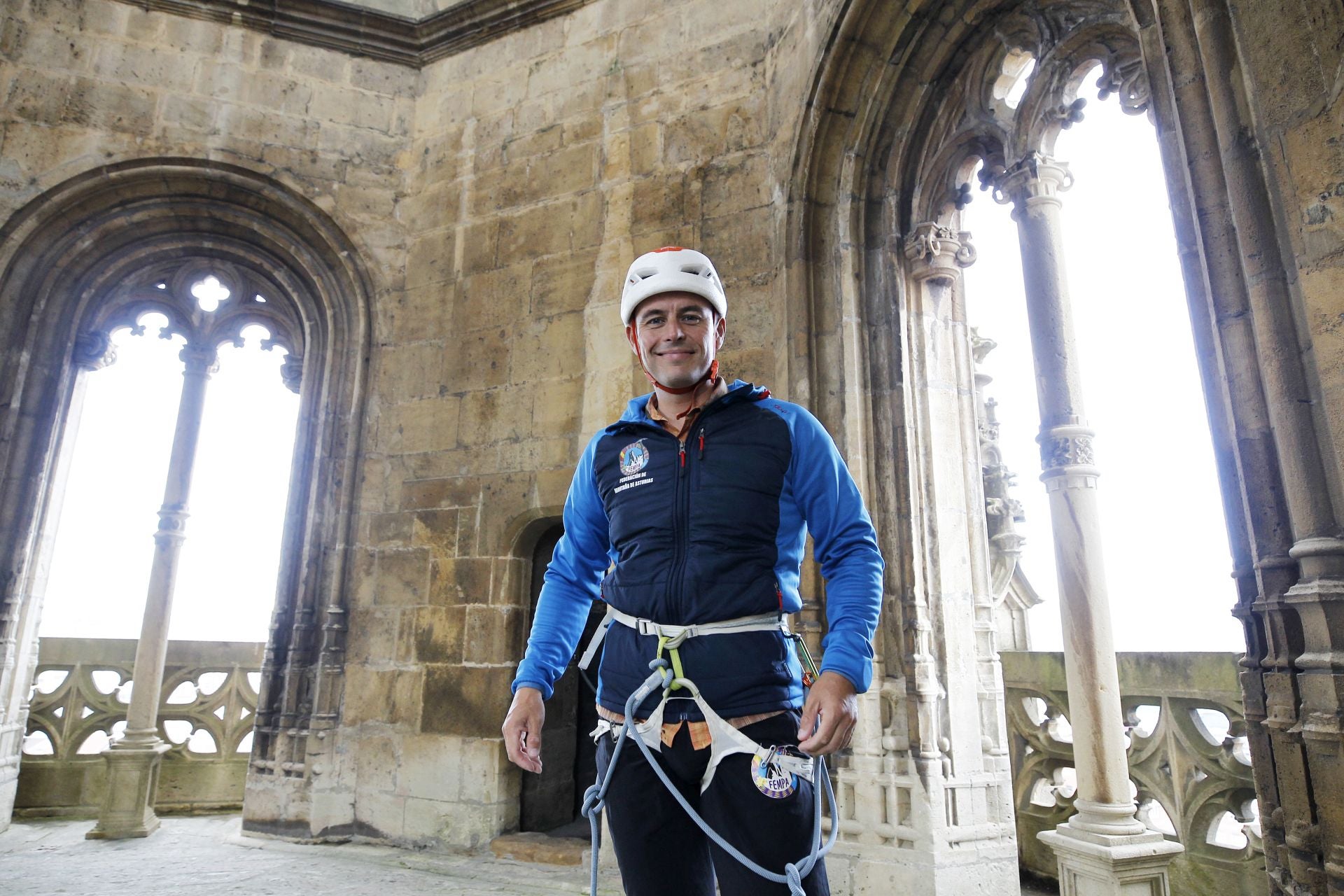 San Mateo arranca escalando la catedral de Oviedo