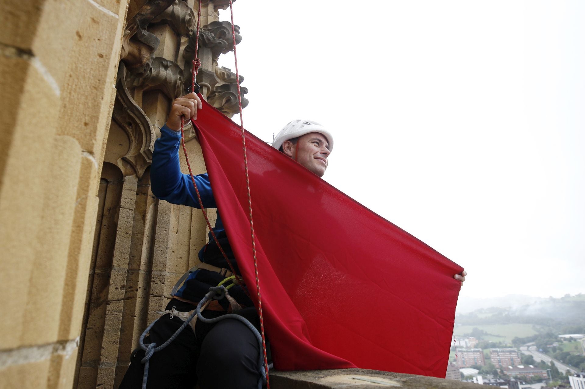 San Mateo arranca escalando la catedral de Oviedo