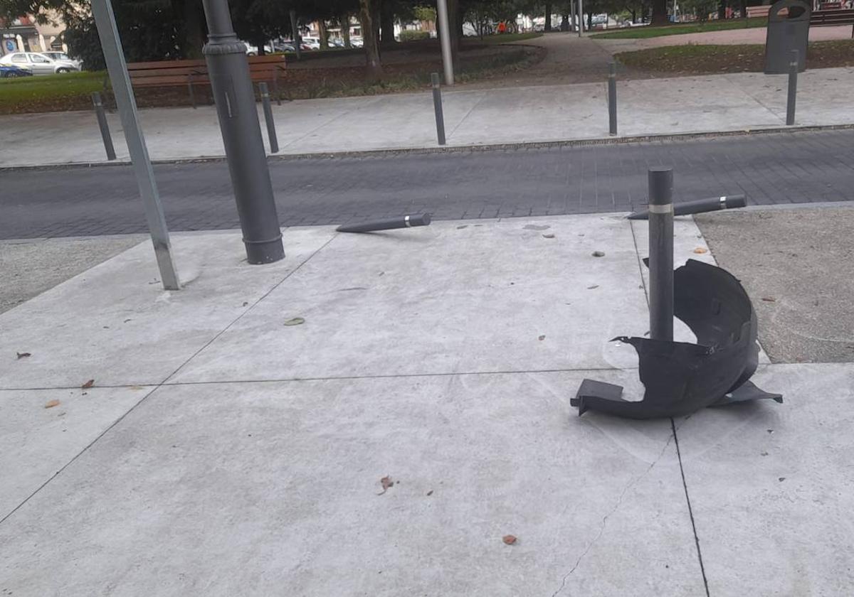 Resto de la defensa y los pivotes que delimitan la zona peatonal, tirados.