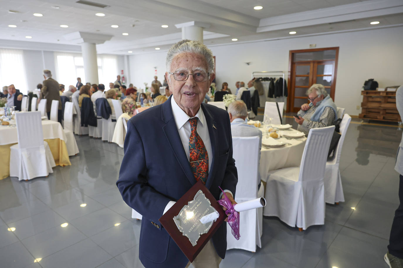 Janel Cuesta recibe el premio al Noreñense del Año