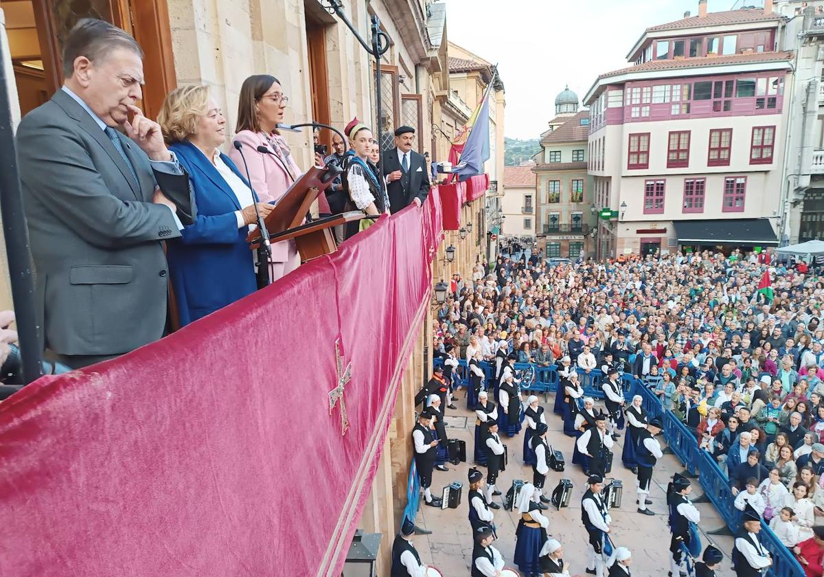 Rosa Menéndez, pregonera de las fiestas de San Mateo en el Ayuntamiento.