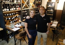 Vanessa Gómez y Esteban Sánchez, en su local, en la Ruta de los Vinos de Gijón.