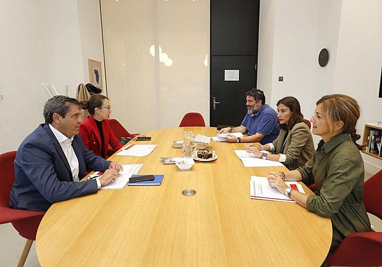 El jurado, antes de iniciar las deliberaciones. Por la izquierda, el director general de Pesca Marítima, Francisco González; Jessica Puga y Octavio Villa (EL COMERCIO), Silvia Souto (Unicaja) y Paula Díaz (Alimerka).