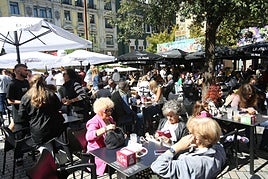 Las casetas hosteleras a la hora del vermú en la plaza de Porlier