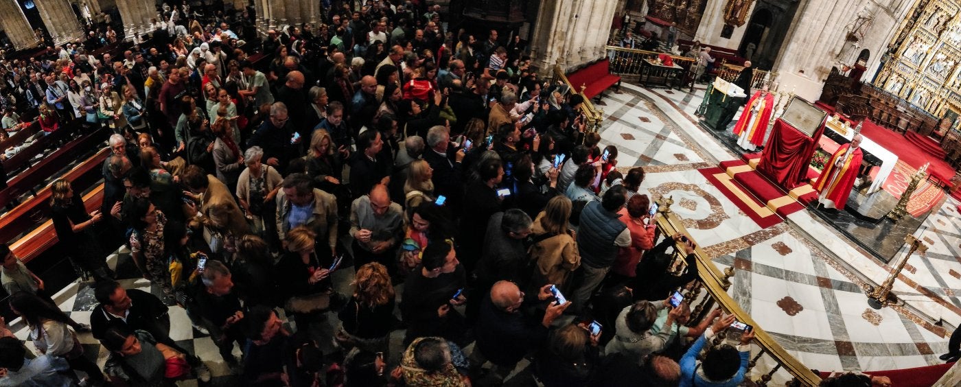 Veneración del Santo Sudario en la Catedral