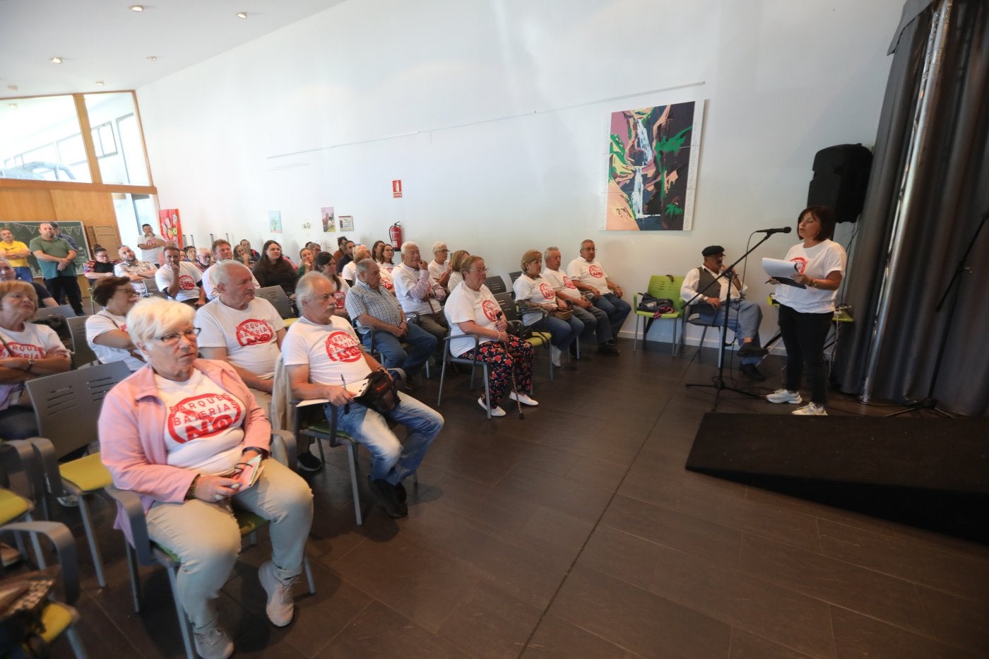 Los vecinos de Illas durante la asamblea en la que rechazaron la instalación de parques de baterías en las zonas rurales y residenciales.