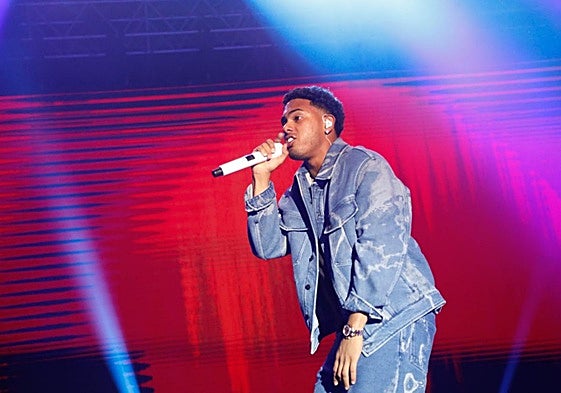 El artista internacional Myke Towers se subió al escenario pasadas las diez y media de la noche.