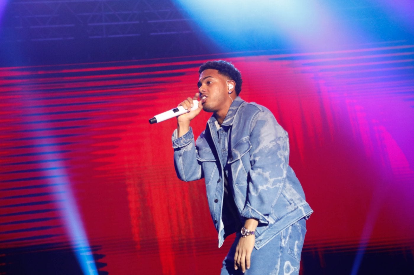 El artista internacional Myke Towers se subió al escenario pasadas las diez y media de la noche.