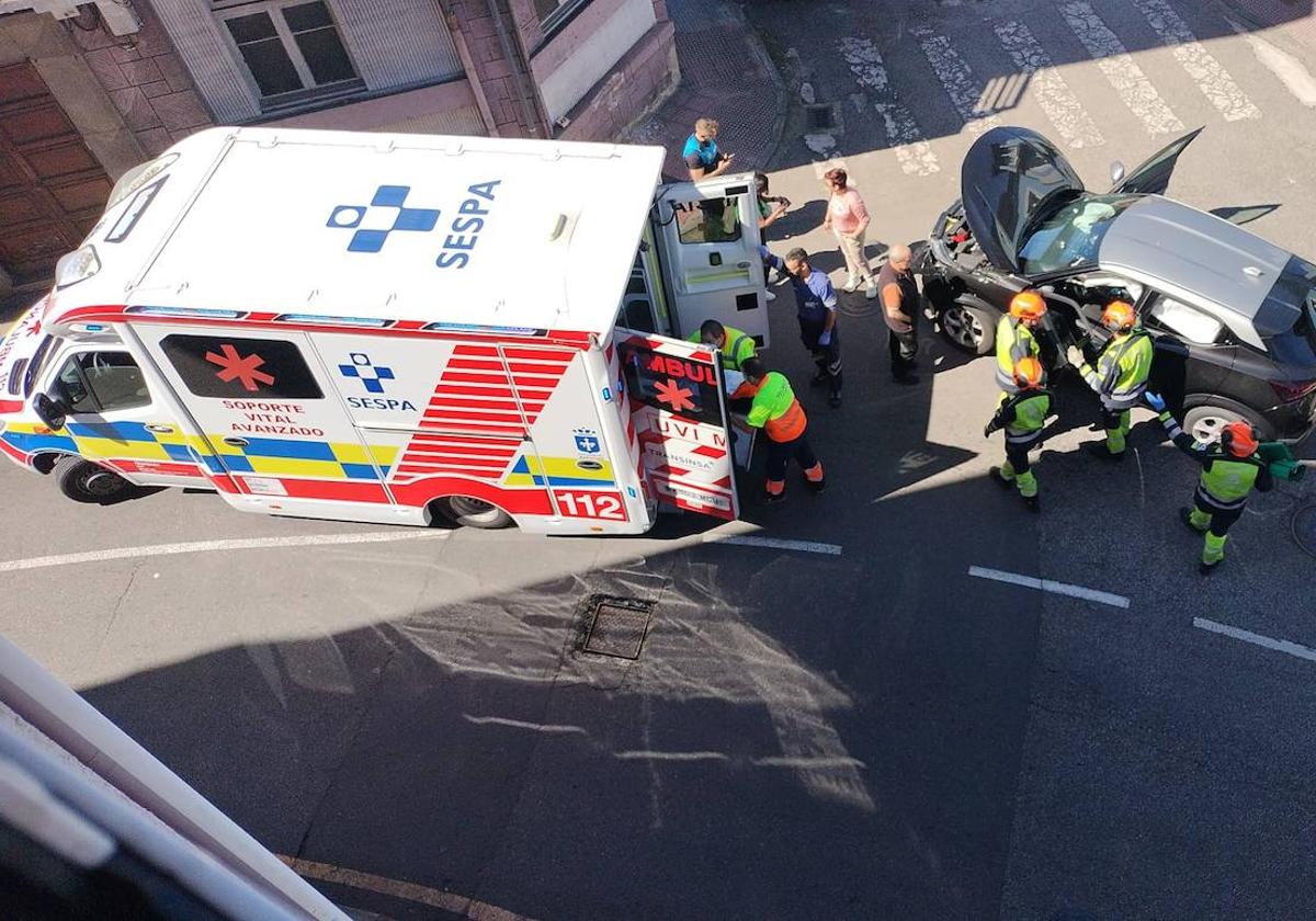 Ambulancia y bomberos junto al coche accidentado.