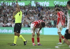 Nacho Méndez, y a su lado Gelabert, cabizbajos tras la derrota de Sporting ante el Racing de Santander.