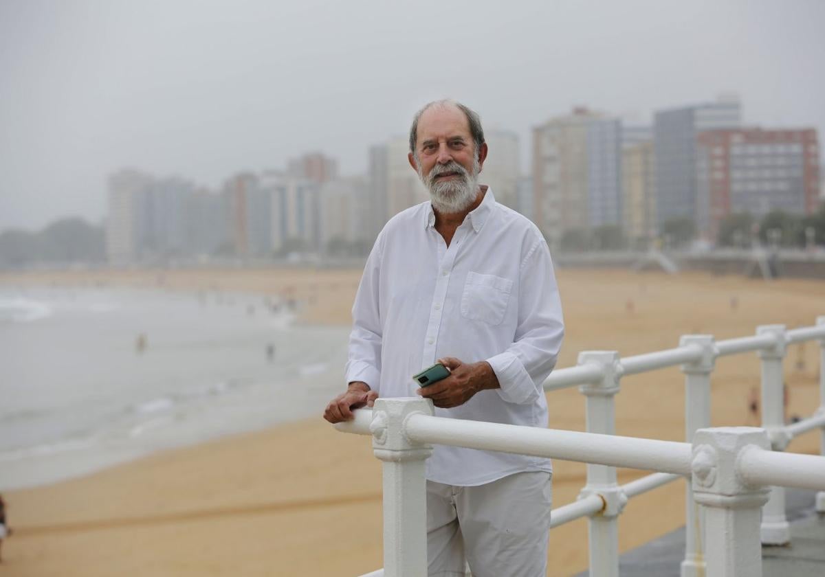 Aramando Rodríguez, a la altura de la escalera 3 del Muro de San Lorenzo, por donde pasea con asiduidad.