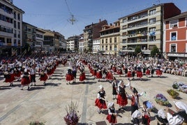 La plaza del Ayuntamiento de Villaviciosa volvió a llenarse con la danza del Portal, que cumplió setenta años.