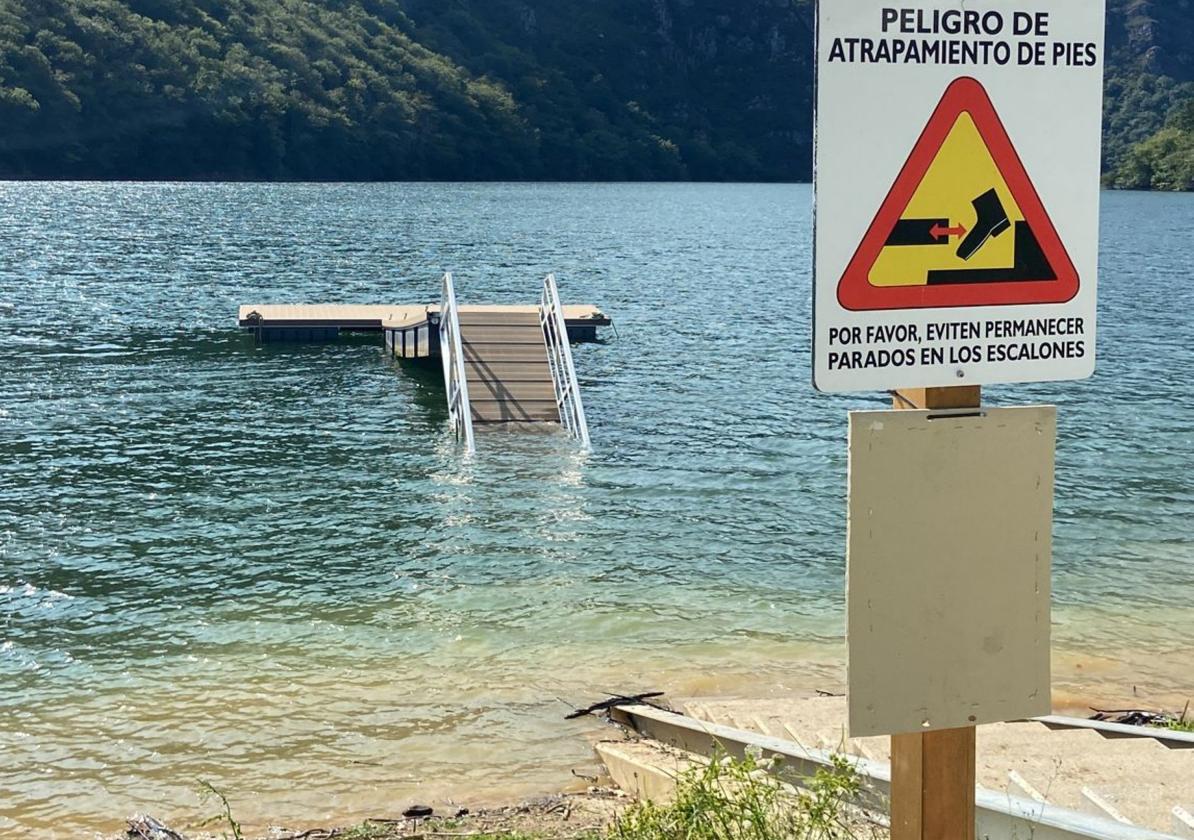 El embarcadero de Tanes, ayer, semihundido.