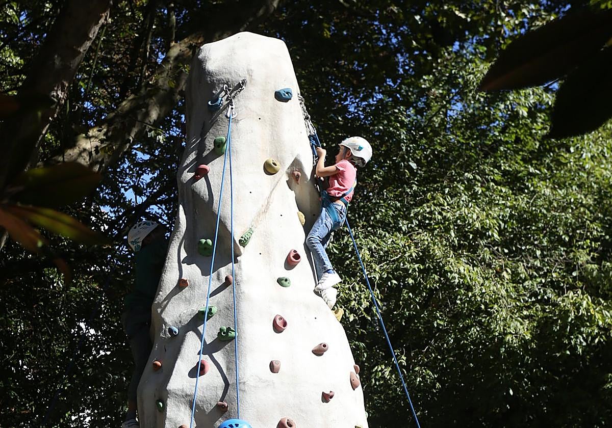 El monolito de escalada en el estanque de la Rosaleda.