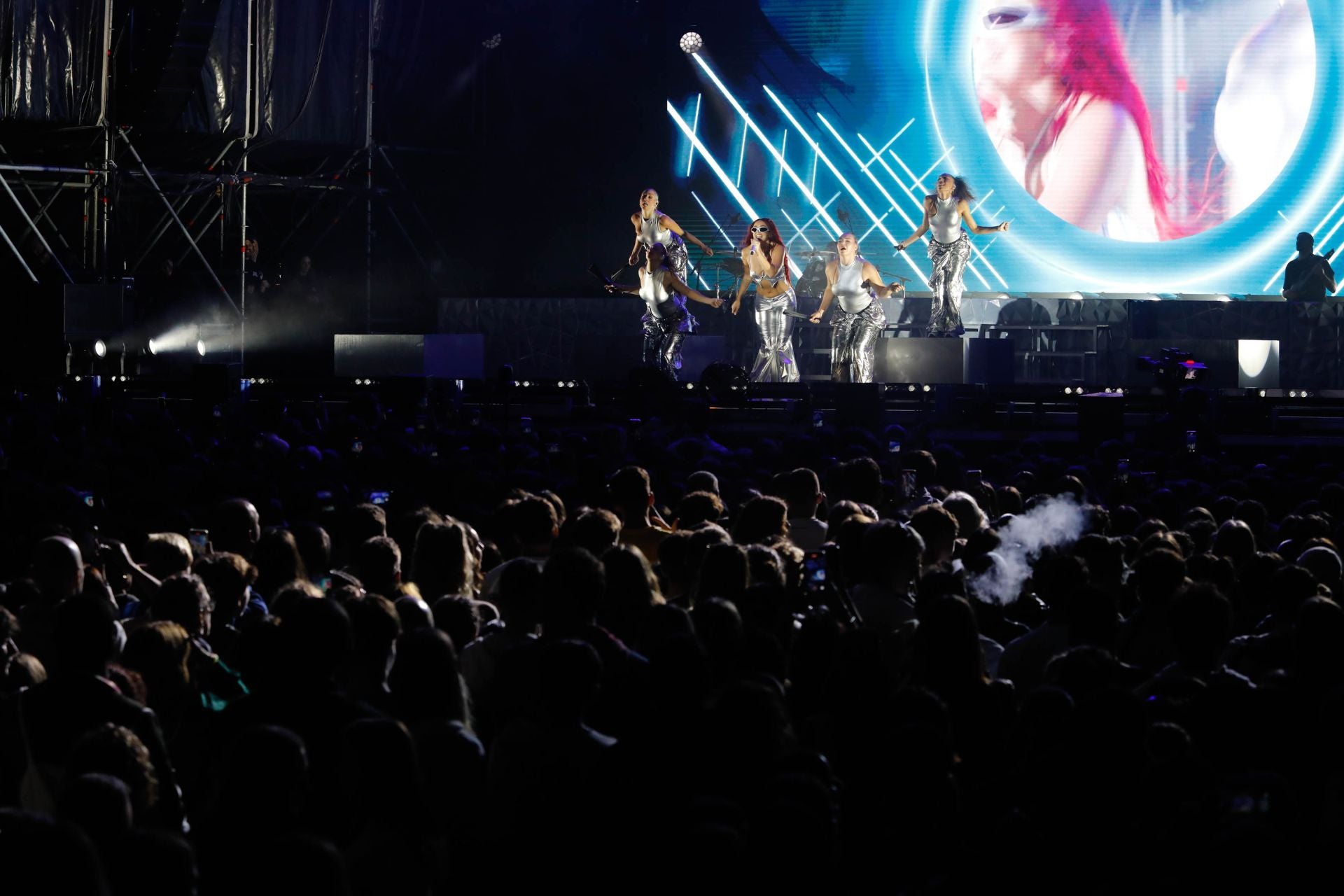 Lola Índigo prende en llamas la Ería con su concierto en Oviedo