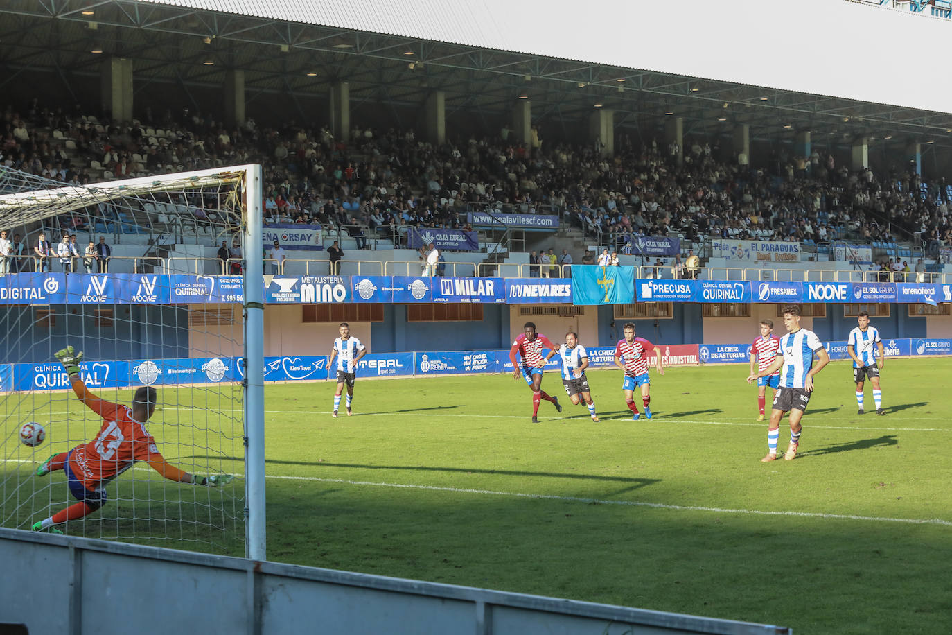 Las imágenes que deja el partido entre el Real Avilés y el Llanera