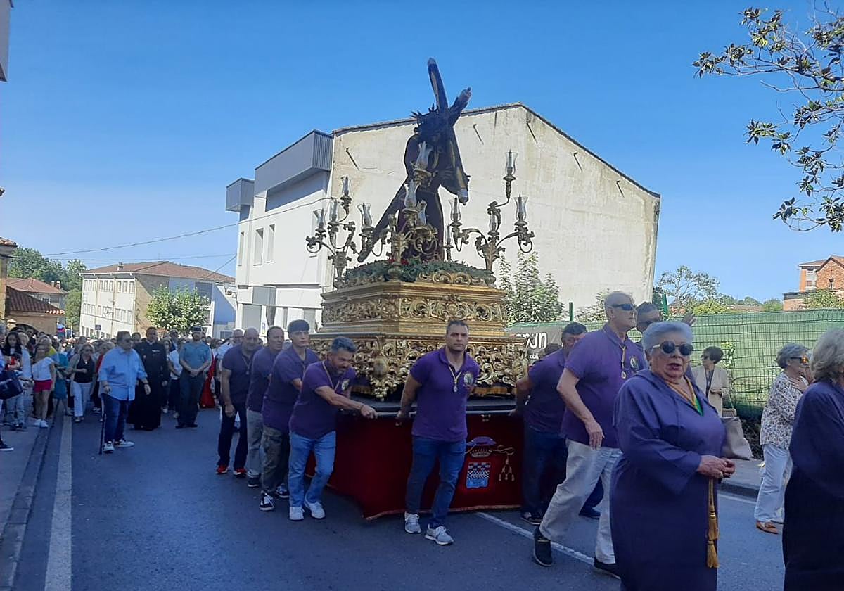 Procesión con la talla del Ecce Homo, de regreso a su capilla en Noreña.