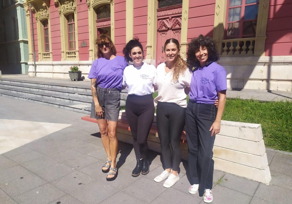 Delfina González, Sandra Fernández y María Berbetores, del Candás Yoga Fest, con la edil de Deportes de Carreño, Aldana Rancaño.