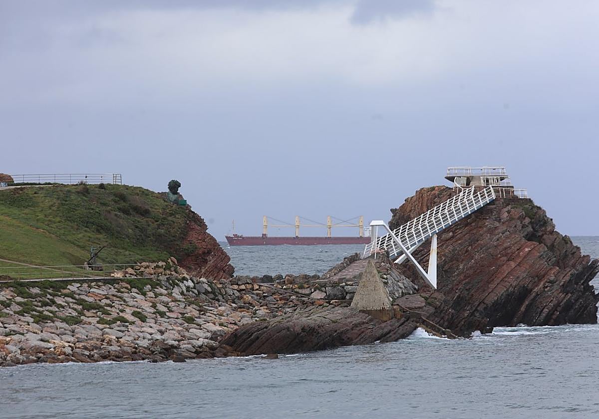 El mirador de l a Peñona de Salinas, que Costas quiere derribar por peligro de derrumbe.
