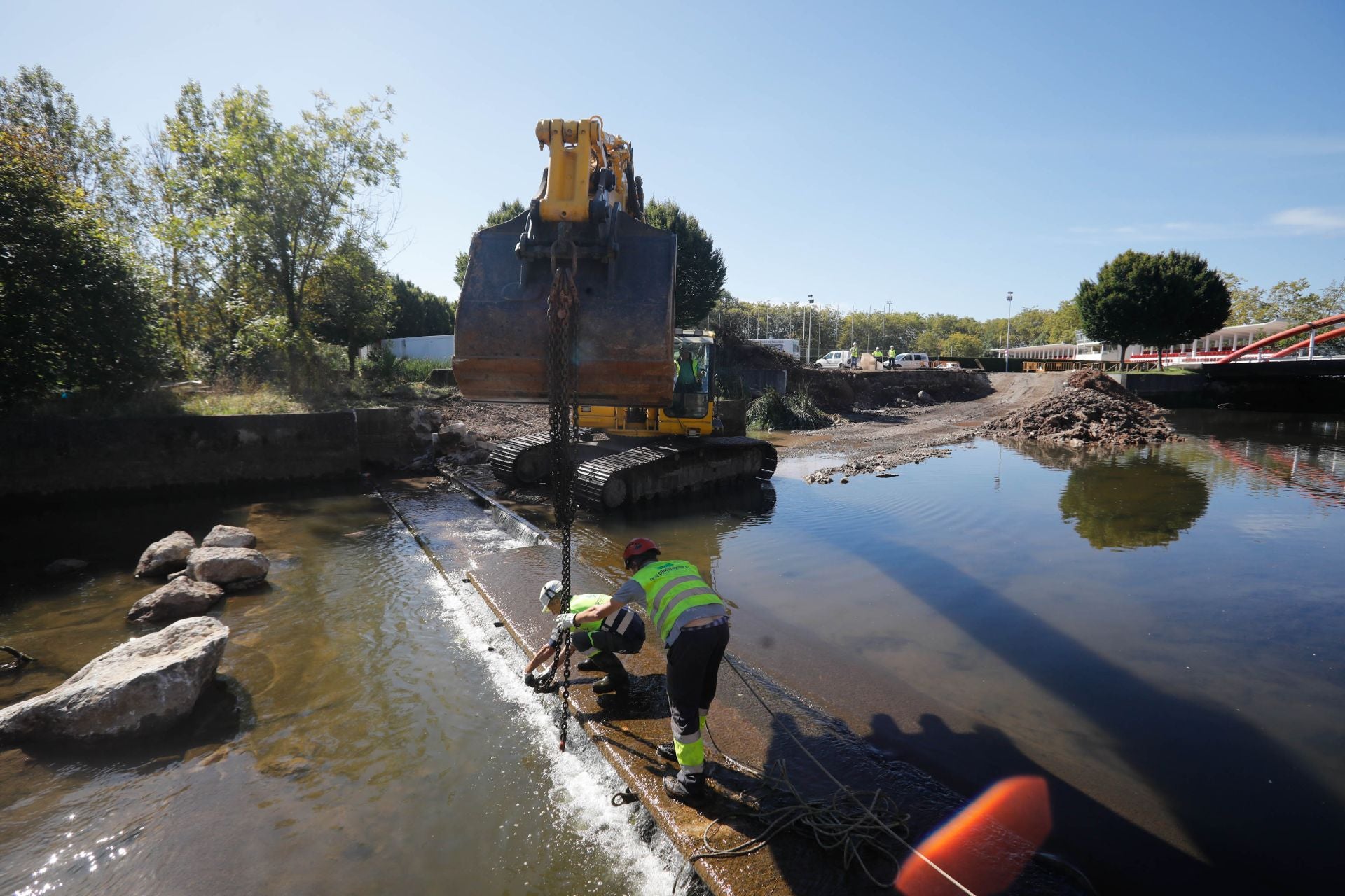 Retirada de las compuertas del anillo navegable del Piles