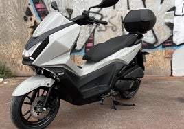 El nuevo Kymco Sky Town 125 ABS utiliza un ecológico motor que rinde 11 CV. de potencia.