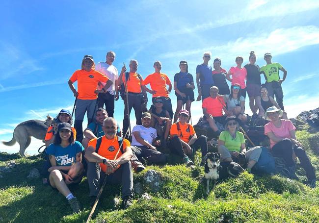 Una pequeña representación de los más de 250 integrantes del Grupo Vízcares en la cumbre de Peña Mea, durante una de sus excursiones grupales mensuales