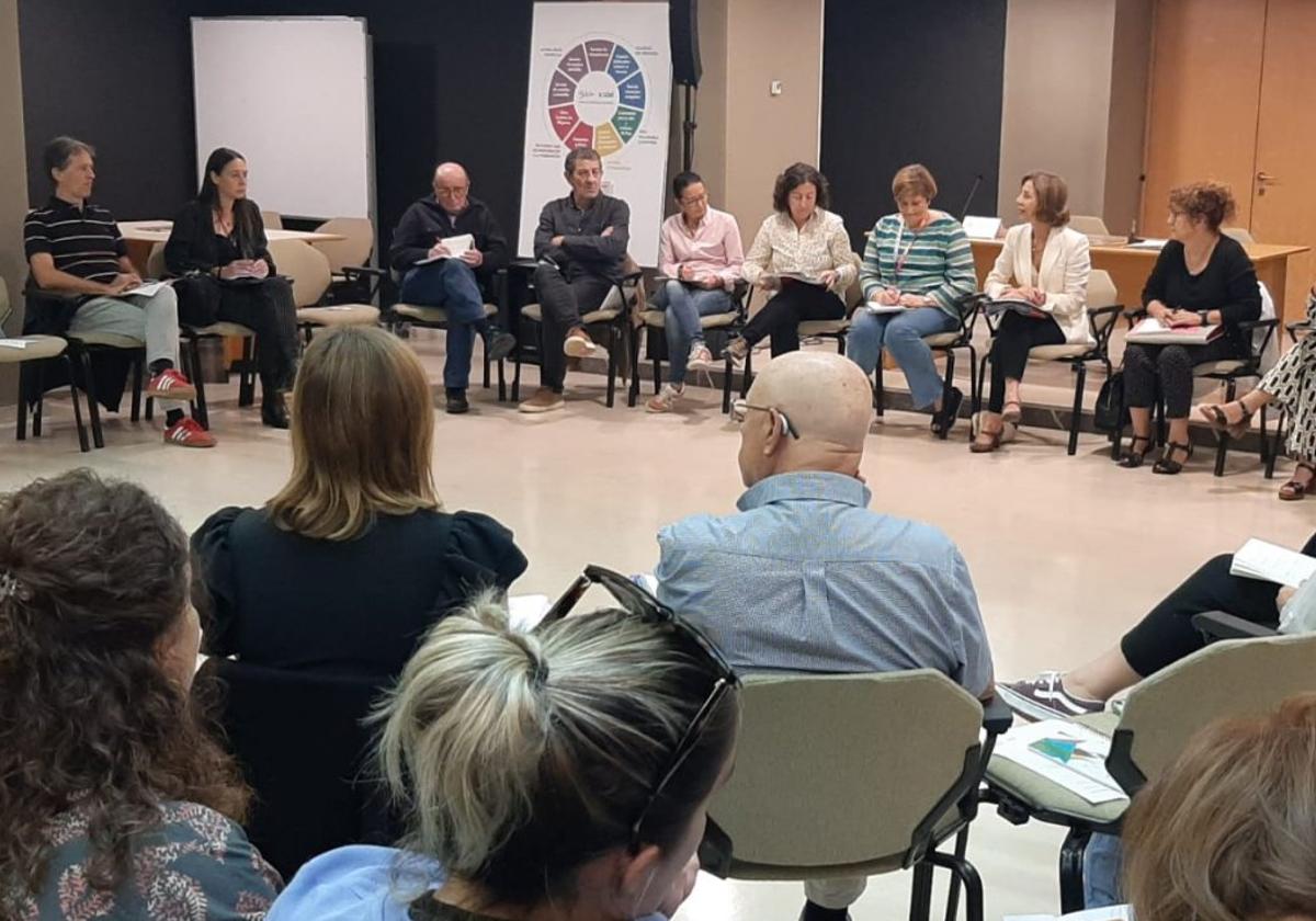 La edil Ángeles Fernández-Ahúja, en el centro, preside la mesa contra la soledad no deseada.
