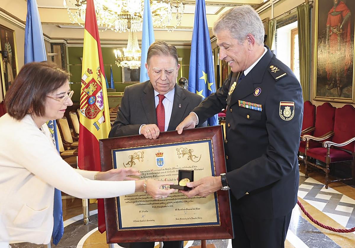 Alfredo Canteli y Luis Carlos Espino en la entrega de la Medalla de Oro de Oviedo en el acto celebrado ayer en el Salón de Plenos del Ayuntamiento.