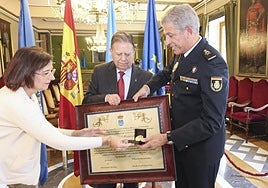 Alfredo Canteli y Luis Carlos Espino en la entrega de la Medalla de Oro de Oviedo en el acto celebrado ayer en el Salón de Plenos del Ayuntamiento.